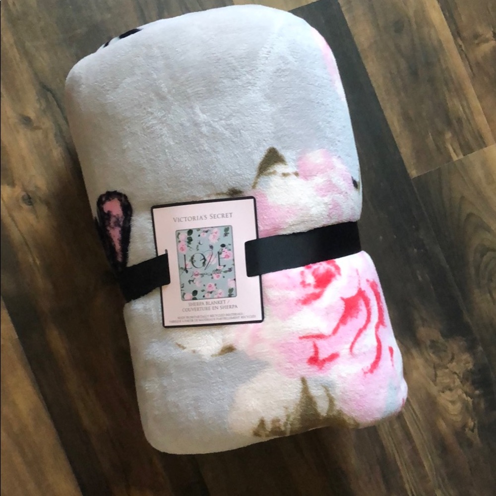 VS Sherpa blanket NWT
